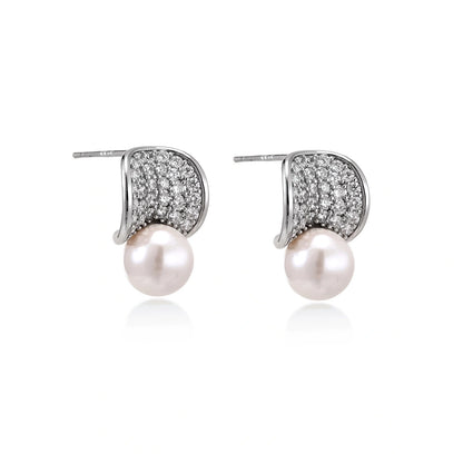 Luna Pearl Dome Studs, close-up of the pave dome and pearl