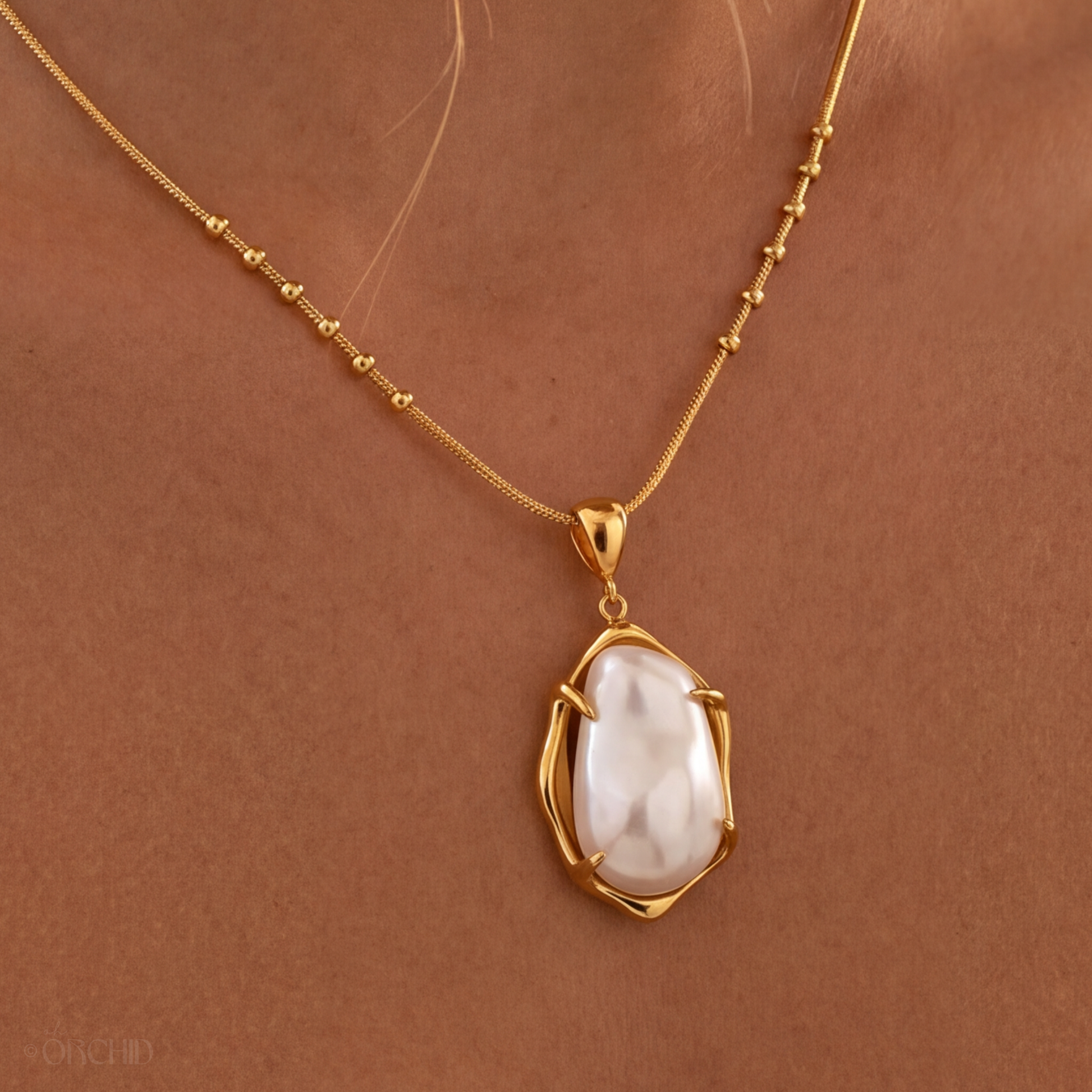Pearl necklace, view 2